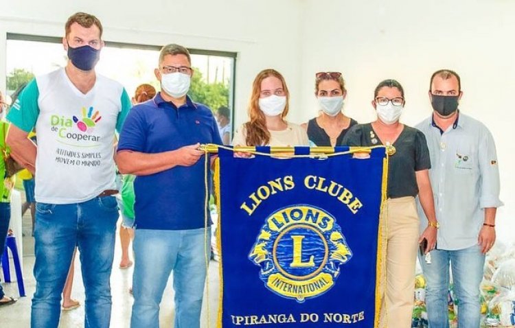 Lions Clube e Sicred entregam 96 cestas básicas