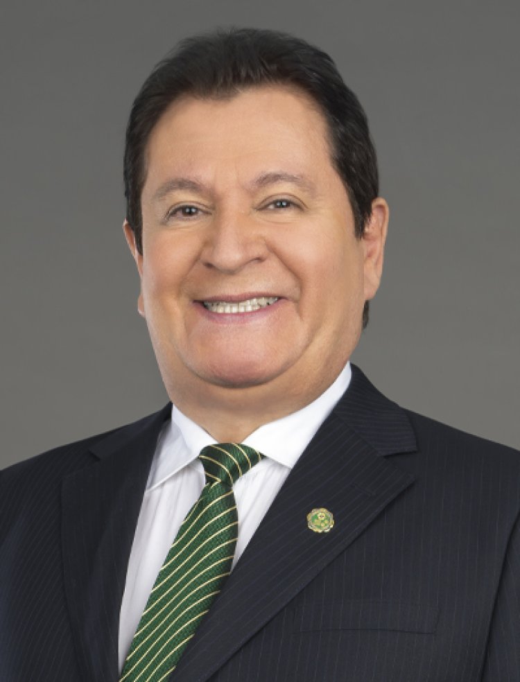 Brasileiro Fabrício Oliveira é empossado Presidente Internacional